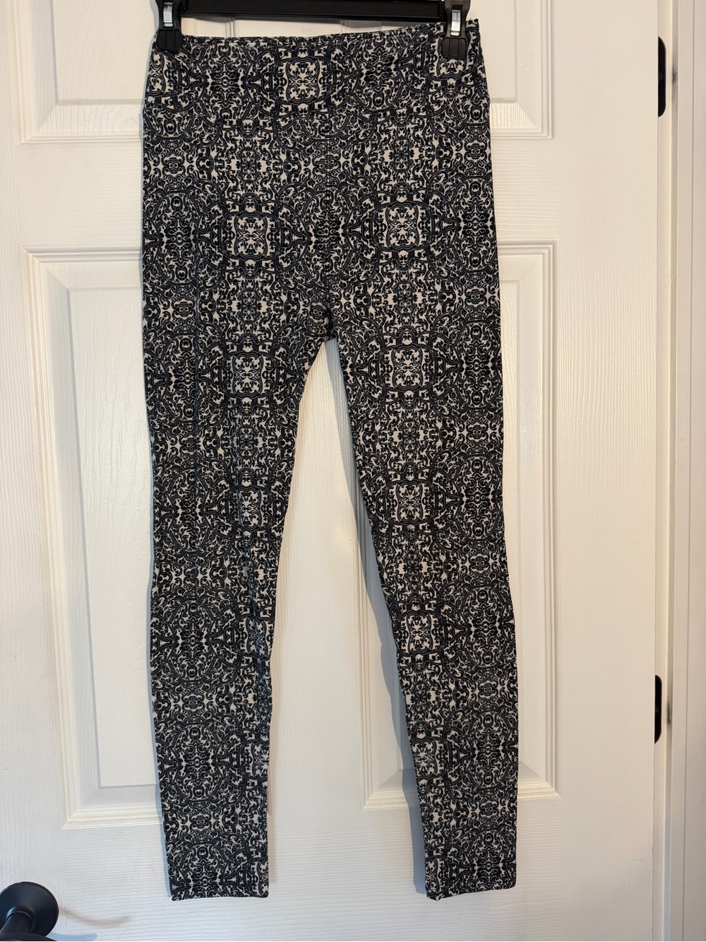 LuLaRoe Black and White Scroll Print Leggings One Size